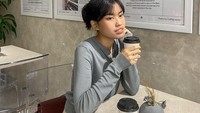 Ini momen Namira Adjani saat nongkrong di Beau Bakery. Tak lupa ia memesan matcha latte favoritnya, tetapi di sini ia menambahkan susu gandum ke dalam racikannya. Foto: Instagram @namiradjani