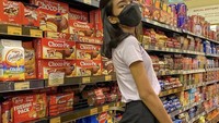 Terakhir ada keseruannya saat berbelanja di supermarket. Ia berpose dengan pemandangan rak-rak berisi biskuit dan jajanan. Foto: Instagram @namiradjani