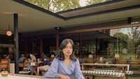 Wanita lulusan S2 dari universitas bergengsi di London ini banyak membagikan momennya daat bersantai di kafe. Foto: Instagram @namiradjani
