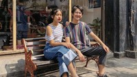 Keseruannya daat berlibur ke Bandung, Jawa Barat ia tak ketinggalan mampir di kafe favorit di Braga. Foto: Instagram @namiradjani