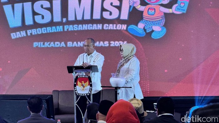 Pasangan calon (paslon) tunggal nomor urut 1, Sadewo Tri Lastiono-Dwi Asih Lintarti memaparkan program unggulan saat debat Penajaman Visi-Misi Pilkada Banyumas di Hotel Aston Purwokerto, Sabtu (2/11/2024).