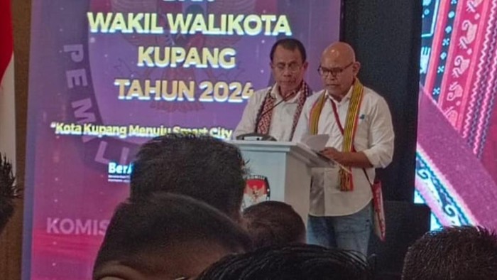 Paslon nomor urut satu, Alexander Funay dan Isyak Nuka, dalam debat kedua Pilwalkot Kupang di Kristal Hotel Kupang, NTT, Sabtu (2/11/2024) (Simon Selly/detikBali)