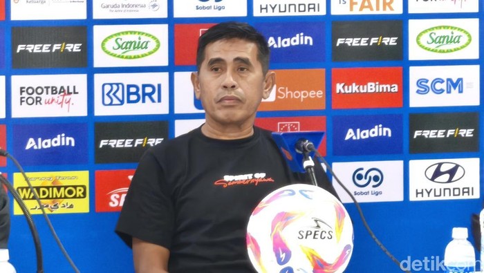 Pelatih Persis Solo Muhammad Hanafing, saat konferensi pers Stadion Manahan Solo, Sabtu (2/11/2024).
