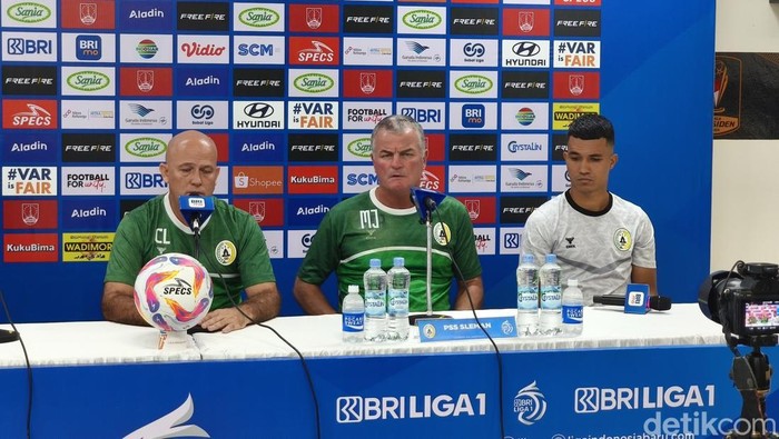 Pelatih PSS Sleman Mazola Junior, dan pemain PSS Sleman Gustavo Tocantins, saat konferensi pers Stadion Manahan Solo, Sabtu (2/11/2024).