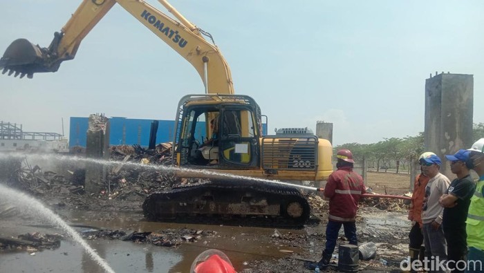 Bangunan gudang dirobohkan