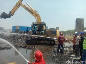 Memasuki Hari Kedua, Kebakaran PT Master Kids Belum Juga Padam