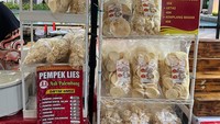 Aenka kerupuk Palembang bisa di beli di Pempek Expo. Seperti yang dijual oleh Pempek Lies. Kerupuk kemplang, sanggul, keriting dan lain-lain tersedia dengan harga Rp 40.000 per bungkus. Foto: Detikfood