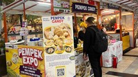 Pempek Candy yang populer di Palembang membuka booth dengan pempek yang dikirim langsung dari Palembang. Termasuk yang paling banyak diantre. Selain makan di tempat juga ada pempek beku dan cuko. Foto: Detikfood