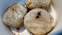 Jangan lupa mencicipi pempek tunu, satu buah Rp 10.000, dibelah diolesi sambal lalu dibakar di atas bara apai. Lembut gurih dengan sengatan pedas yang enak. Foto: Detikfood