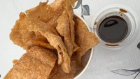 Kalau doyan ngemil, dijamin ketagihan dengan irisan tipis pempek yang digoreng garing ini. Seporsi Rp 35.000. Semakin enak dicocol cuko yang pedas asam segar. Foto: Detikfood