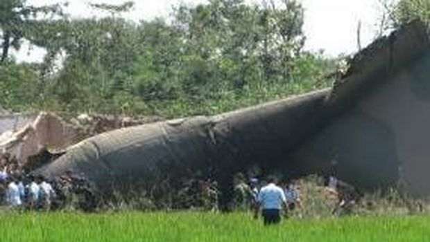 Pesawat Hercules C-130 Meldak dan Jatuh di Magetan 2009