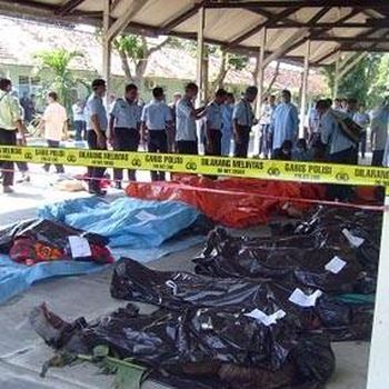 Pesawat Hercules C-130 Meldak dan Jatuh di Magetan 2009