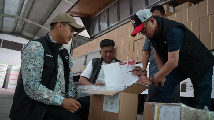 Petugas memeriksa surat suara yang baru saja tiba di gudang logistik KPU Bandung.