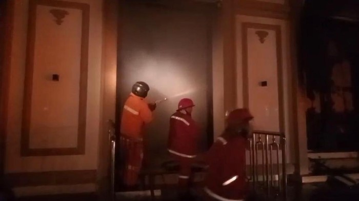 Petugas saat memadamkan api kebakaran Gedung Mapolresta Jambi