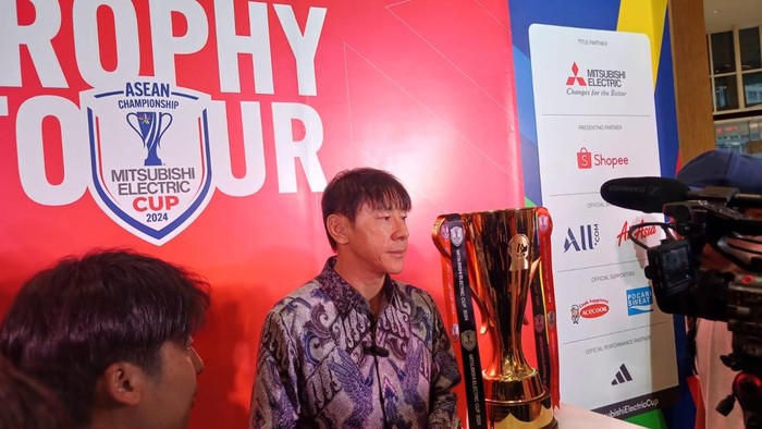 Shin Tae-yong hadir dalam pameran Trophy Tour ASEAN Championship atau Piala AFF. Di sana Shin Tae-yong menegaskan bahwa target Indonesia masuk final.

Acara berlangsung di FX Sudirman, Jakarta Pusat, Sabtu (2/11/2024) sore WIB. Shin Tae-yong hadir bersama Ryuji Utomo sebagai tamu dalam pameran trofi Piala AFF.