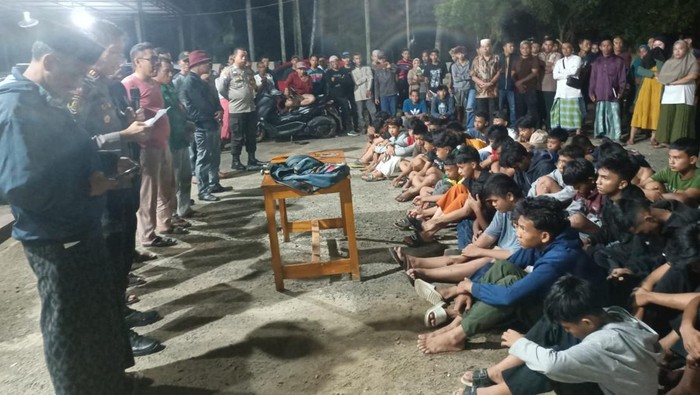 Polisi mengamankan 40 remaja bersajam saat hendak tawuran di Muaro Jambi, Jambi