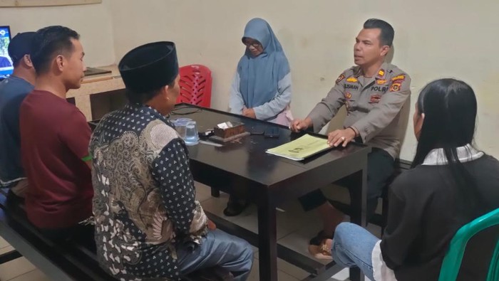 Polisi saat melakukan mediasi wanita bernama Yati (baju hitam, tengah) yang bakar dan injak Al Quran