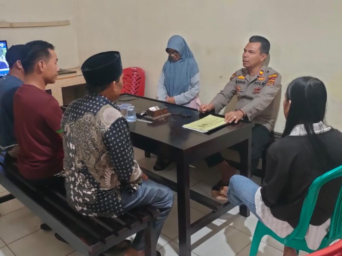 Polisi saat melakukan mediasi wanita bernama Yati (baju hitam, tengah) yang bakar dan injak Al Quran