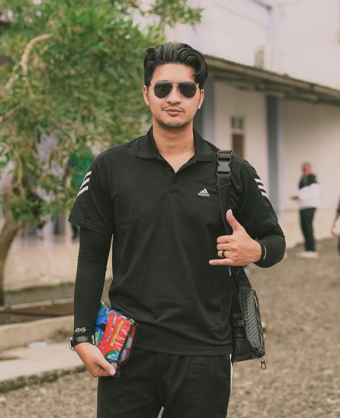 Potret Aditya Zoni Saat Minum Kopi hingga Makan Semangka Potret Aditya Zoni Saat Minum Kopi hingga Makan Semangka