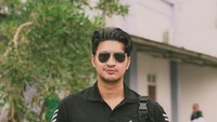 Terlepas dari masalah perceraian, pemain sinetron ini kerap membagikan potret di luar pekerjaannya sebagai artis. Seperti membagikan momen saat asyik minum kopi dan makan. Foto: Instagram @real_aditya1