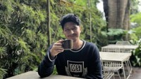 Potret Aditya Zoni Saat Minum Kopi hingga Makan Semangka