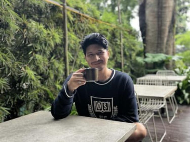 Potret Aditya Zoni Saat Minum Kopi hingga Makan Semangka
