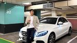 Potret Aditya Zoni Saat Minum Kopi hingga Makan Semangka