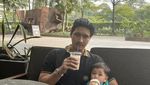 Potret Aditya Zoni Saat Minum Kopi hingga Makan Semangka