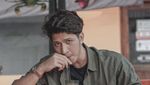 Potret Aditya Zoni Saat Minum Kopi hingga Makan Semangka