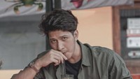 Aditya Zoni juga sempat menunjukkan gaya saat minum minuman lain. Bukan kopi, melainkan segelas es jeruk. Foto: Instagram @real_aditya1