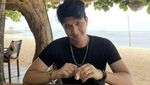 Potret Aditya Zoni Saat Minum Kopi hingga Makan Semangka