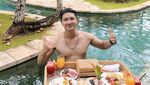 Potret Aditya Zoni Saat Minum Kopi hingga Makan Semangka