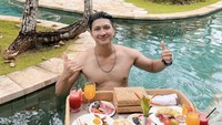 Seru! Kali ini artis Indonesia itu berpose di dalam kolam renang dengan sarapan komplet tersedia di depannya. Mulai dari nasi goreng, omelet, dan buah-buahan. Foto: Instagram @real_aditya1