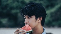 Artis keturunan Minang itu juga sempat menunjukkan momen saat makan buah semangka nih. Tampaknya ia menikmati semangka di pantai. Foto: Instagram @real_aditya1