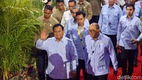 Prabowo melambaikan tangan kepada para pendukungnya.
