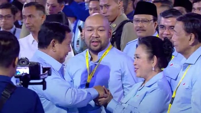 Presiden Prabowo Subianto menyalami Ketua Komisi IV DPR Titiek Soeharto (Tangkapan Layar YouTube Sekretariat Presiden).