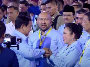 Momen Prabowo Salami Titiek dan Didit di Acara GSN Disambut Tepuk Tangan