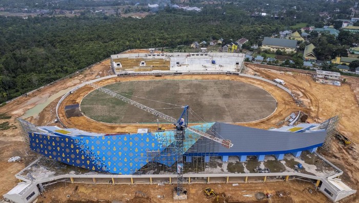 Foto udara pembangunan Stadion Swarnabhumi di Muaro Pijoan, Muaro Jambi, Jambi, Jumat (1/11/2024). Proyek multiyears yang dibangun sejak 2022 dengan investasi awal sebesar Rp250 miliar tersebut diklaim telah mencapai 75 persen lebih dan ditargetkan bisa difungsikan pada akhir 2024. ANTARA FOTO/Wahdi Septiawan/foc.