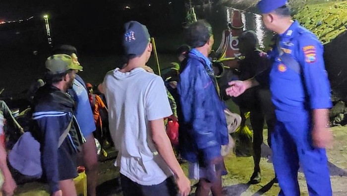 Proses evakuasi nelayan yang terombang-ambing di laut