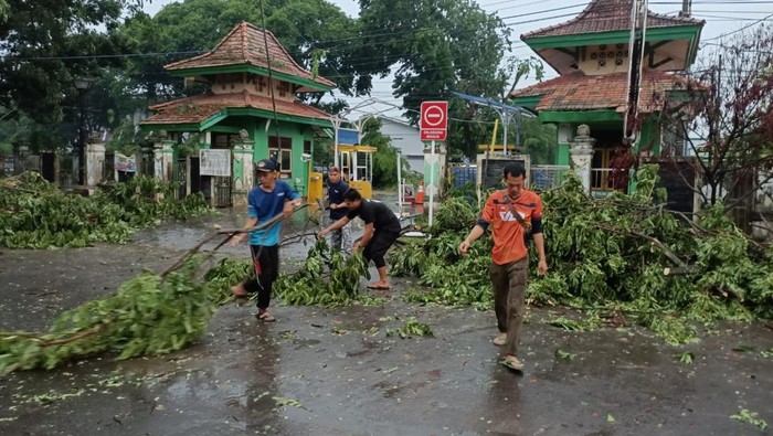 Puting beliung disertai hujan deras terjadi di Sekayu Muba.