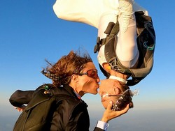Aksi Wanita yang Dijuluki Skydiver Terseksi Menikah Sambil Terjun Payung