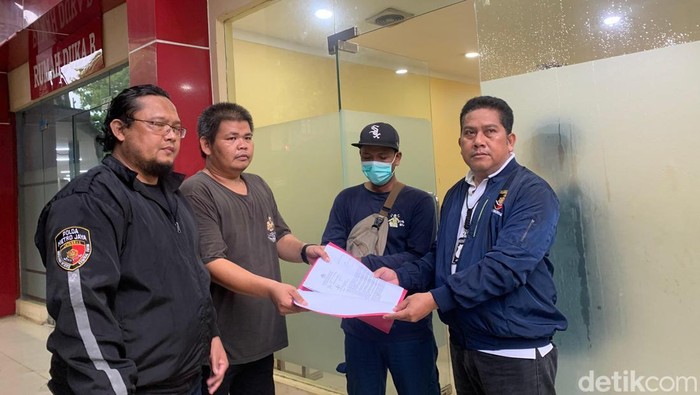 RS Polri Kramat Jati menyerahkan jasad Wanita berinisial SH (40), ditemukan tewas di Danau Muara Baru ke pihak keluarga. (Mulia Budi/detikcom)