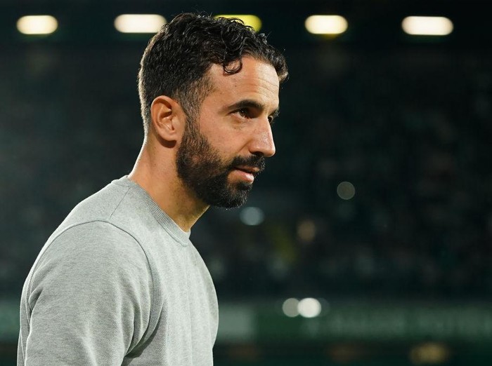 LISBON, PORTUGAL - NOVEMBER 01: Head Coach Ruben Amorim of Sporting CP before the start of the Liga Portugal Betclic match between Sporting CP and CF Estrela da Amadora at Estadio Jose Alvalade on November 1, 2024 in Lisbon, Portugal. (Photo by Gualter Fatia/Getty Images)