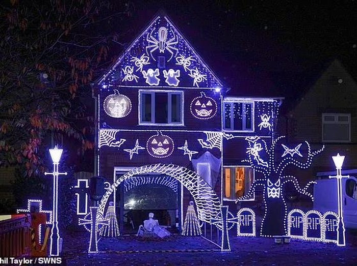 Rumah dengan konsep Halloween