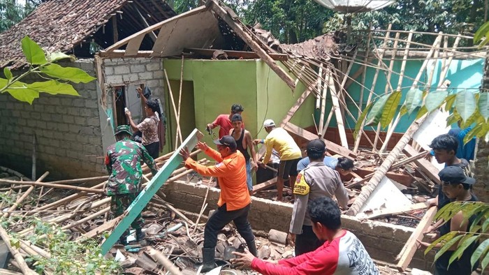 Rumah lansia trenggalek roboh saat terjadi hujan deras