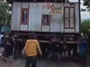 Viral! Warga Barru Gotong Rumah gegara Beda Pilihan Cabup Sama Pemilik Tanah