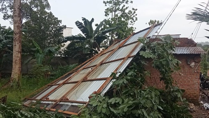 Rumah warga di Lubuklinggau yang rusak akibat diterpa angin puting beliung