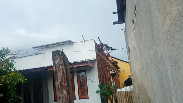 Rumah warga diterpa angin puting beliung di Kecamatan Kuripan, Lombok Barat, NTB. (Dok. BPBD NTB)