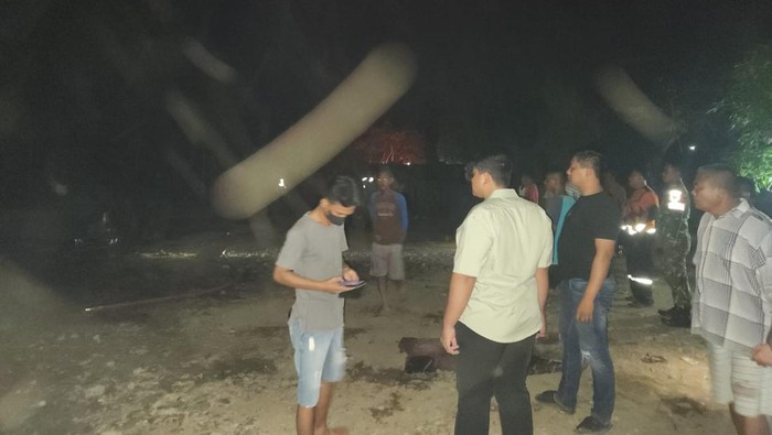 Saat polisi mendatangi TKP truk bermuatan BBM illegal yang terbakar