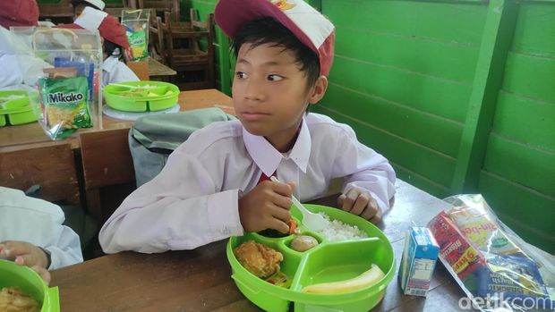Siswa SD di daerah terpencil di Sidoarjo mendapat makan siang gratis